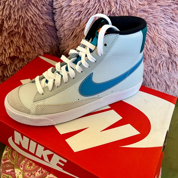Nike Blazer Mid ‘77 (GS) - big kids size 6Y; (cm=24) women’s sizing in photos - Picture 4 of 14